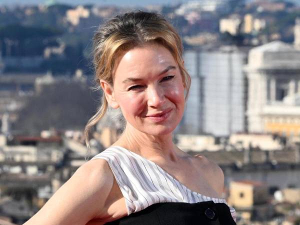 Renée Zellweger continúa conquistando con su estilo en la gira promocional de “Bridget Jones: Loca por él”.