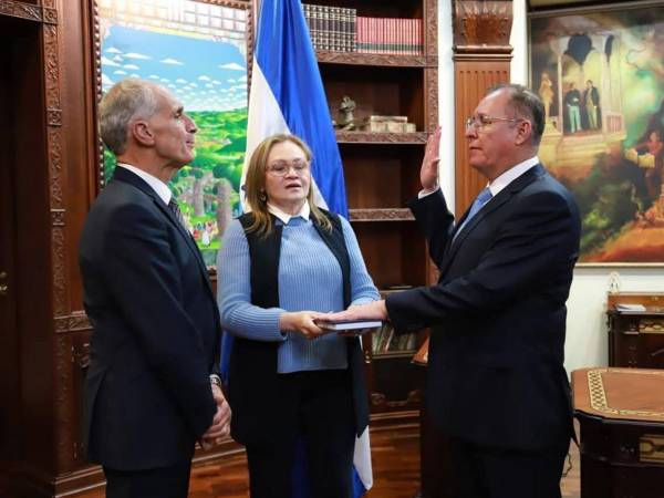 Velásquez Aguilera es un comisario de policía hondureño que desempeñó funciones de alto nivel dentro de instituciones de seguridad del Estado.