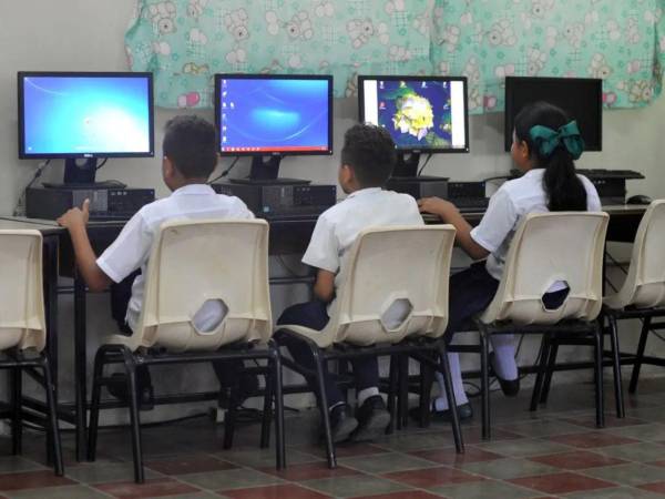 Se estima que al menos el 7% de los más de 17,500 centros educativos cuentan con acceso a internet.