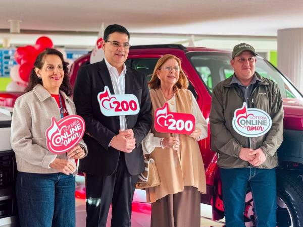 Ejecutivos de Banco Atlántida y miembros de la Fundación Teletón durante el lanzamiento de la Lotería Online del Amor 2025.