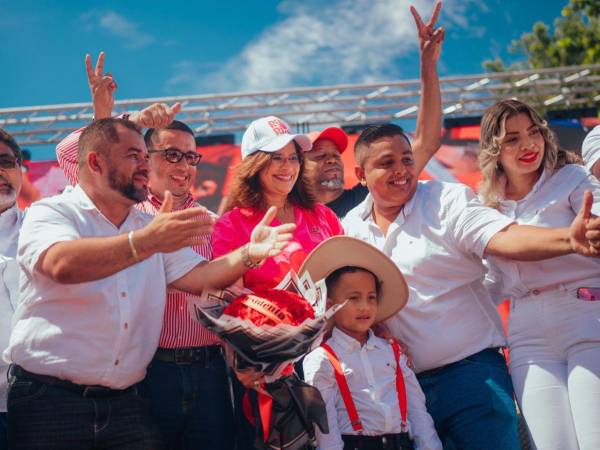 La presidenciable, Rixi Moncada visitó este domingo la ciudad de Tocoa, en el departamento de Colón.