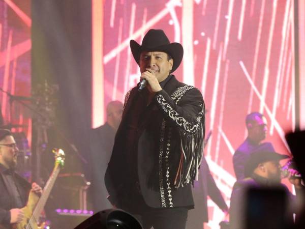 Su vestuario acompañó la narrativa musical de manera orgánica. La base negra inicial, combinada con un saco de corte norteño adornado con flecos, proyectaba tradición y elegancia. Para el cierre, el cambio a un saco inspirado en la cultura wixárika reforzó la dimensión visual del espectáculo.