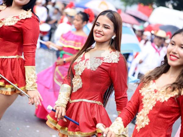 La estudiante Abigaíl Ortega, integrante del grupo de palillonas del Instituto Liceo Morazánico, acaparó miradas este 15 de septiembre durante los desfiles patrios en la ciudad de San Pedro Sula.