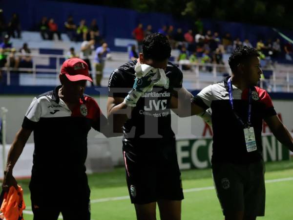 Momento en que Samudio salió lesionado del partido.