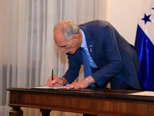 Momento en que el presidente Nasry Asfura firmaba el compromiso para la construcción del centro médico.