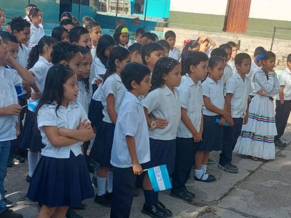La primera hora de clases es destinada a actos conmemorativos a la patria, en múlples centros educativos del Distrito Central (DC). Todos se preparan para celebrar los 204 años de independencia de Honduras.