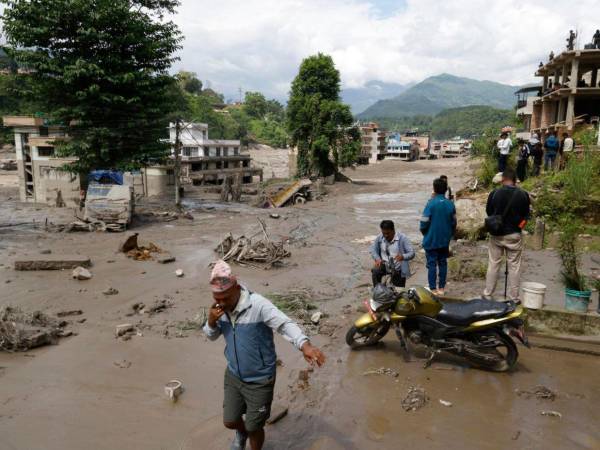 La devastadora riada que golpeó el norte de Nepal deja ya 389 muertos y más de 900 personas sin contacto.
