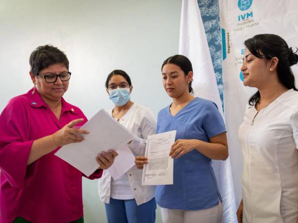 La presidenta de la junta interventora del Seguro Social, Carla Paredes, entregó el acuerdo de permanencia a personal médico y administrativo de la zona centro, oriente y sur del país.