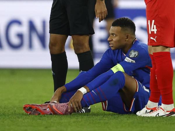 Momento en que Mbappé sale con molestias del partido.