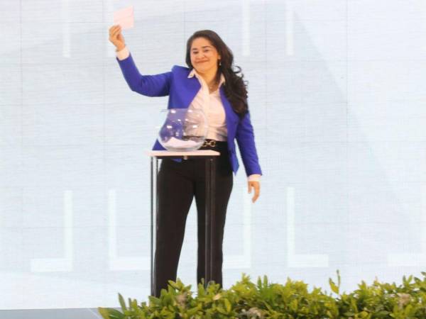 Así fue el momento en que la aspirante a designada presidencial nacionalista sacaba el papel que le otorgó la posición a su partido.