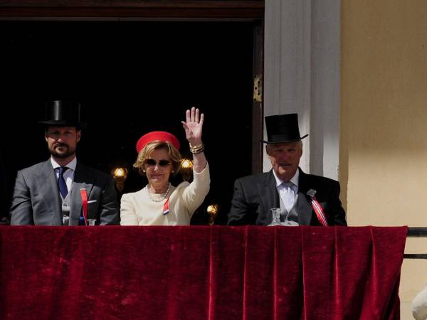 El monarca, que recibe tratamiento con antibióticos para combatir una infección en la sangre derivada de una anemia, continúa de baja médica mientras recibe las visitas de la reina Sonia y del príncipe heredero Haakon.