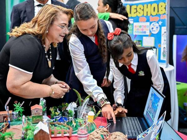 Durante el EducaDigital la ministra de Educación, Arely Argueta, conoció los proyectos digitales y tecnológicos que realizan los estudiantes de los centros educativos con conectividad a internet.