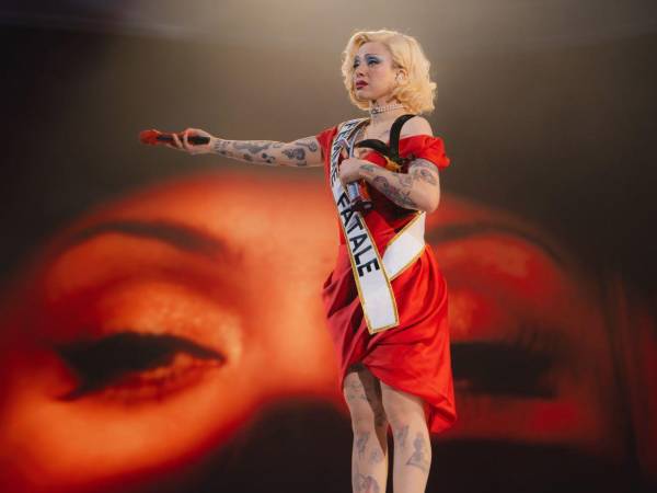 El 18 de abril, el Palacio Universitario de los Deportes de la UNAH recibirá a Mon Laferte. Para quienes no la conocen más allá de sus canciones, o para quienes simplemente quieren entender qué esperar esa noche, vale la pena detenerse en la historia de esta artista antes de que suba al escenario.