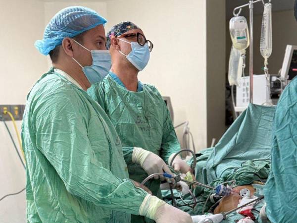 En el innovador procedimiento para el hospital de Especialidades participaron especialistas en <b>nefrología</b>, urología, vascular, anestesia y enfermería.