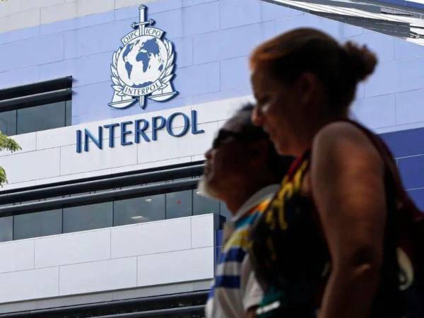El hondureño requerido por EE. UU. es trasladado bajo custodia de Interpol en el Aeropuerto Internacional de Tocumen, en Panamá.