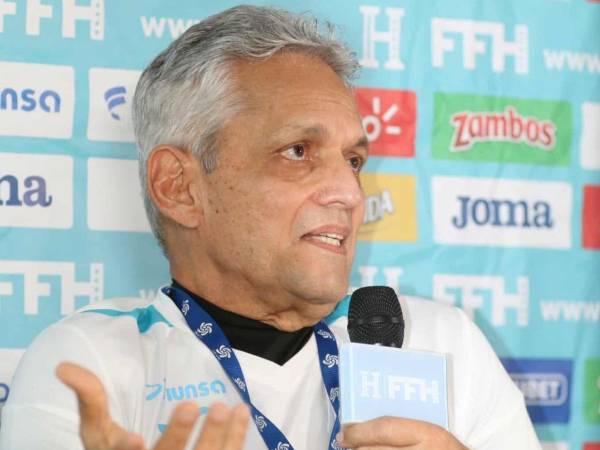 El entrenador colombiano considera que las opiniones externas pueden afectar la mentalidad del equipo.