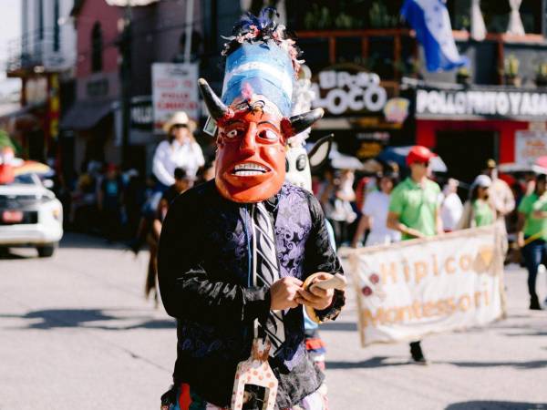 La representación del Guancasco, la cultura Pech, los huertos escolares, reafirmó el valor de las tradiciones ancestrales y destacaron en el desfile patrio.