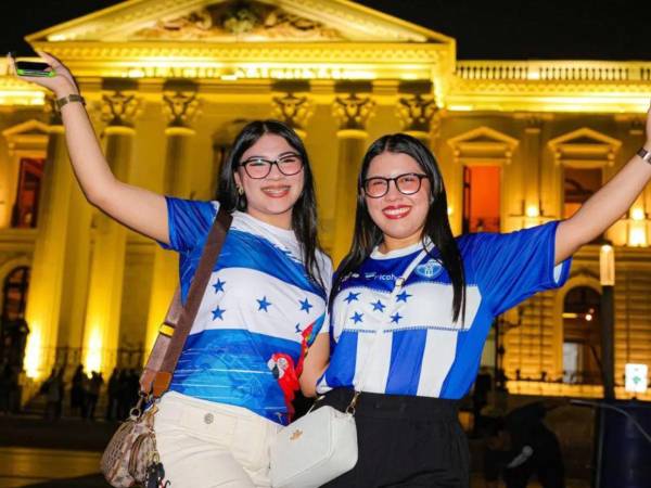 Imagen de archivo que muestra a dos turistas hondureñas en el centro histórico de San Salvador.