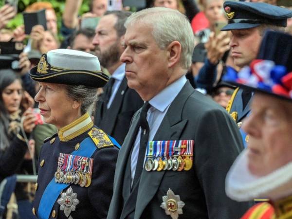 Semanas después fue arrestado por presuntamente haber compartido información reservada con Jeffrey Epstein.