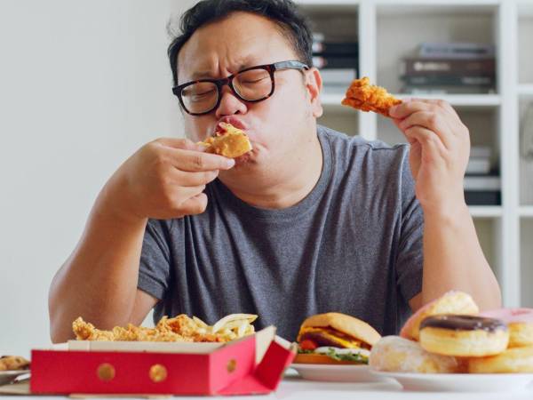 Pelar y cortar los alimentos justo antes de cocinarlos evita la oxidación y ayuda a mantener intactas sus propiedades nutritivas.
