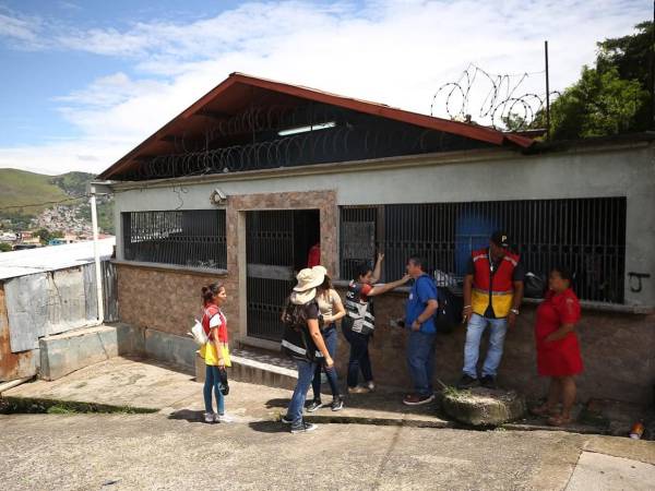 En la colonia José Arturo Duarte, un total de cinco familias se encuentran albergadas en el Centro Educativo Básico Alejandro Alvarenga, luego de que las lluvias reactivaran una falla geológica. El lugar fue intervenido mediante fumigación para evitar la proliferación de enfermedades.
