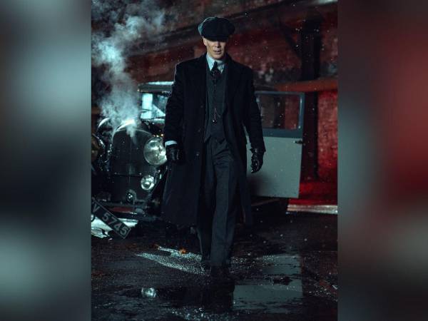 La serie está ambientada en Birmingham, Inglaterra, justo después de la I Guerra Mundial (1919), mostrando la vida de la clase trabajadora y la evolución de bandas criminales. En la primera temporada se presenta a la familia Shelby y cómo Tommy Shelby comienza a expandir su banda criminal, los Peaky Blinders, mientras lidia con la policía, rivales y su ambición de poder.