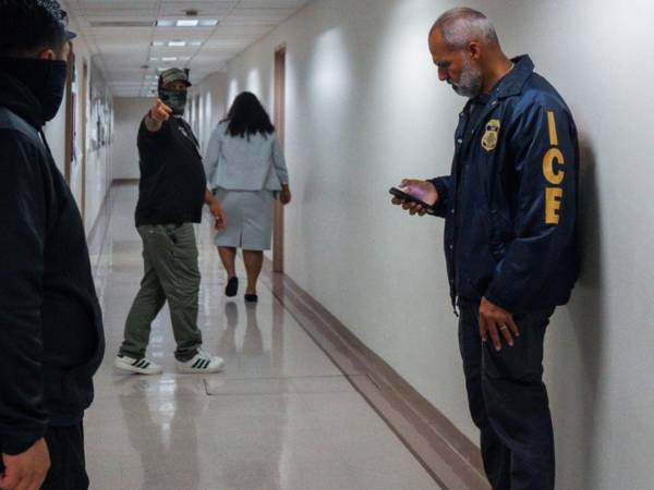 Agentes del Servicio de Inmigración y Control de Aduanas de Estados Unidos (ICE) fueron vistos afuera de las salas de los tribunales de inmigración en el Edificio Federal Jacob K. Javits en Nueva York, Nueva York, EE. UU., el 19 de mayo de 2026. Un juez federal de Nueva York prohibió la mayoría de los arrestos federales dentro y alrededor de tres edificios de tribunales de inmigración de Manhattan, excepto en circunstancias excepcionales.