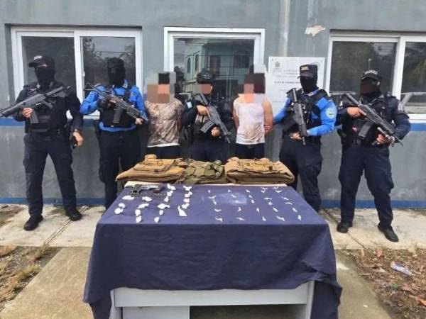 Los chalecos podrías ser de los agentes de Dirección Policial Anti Maras y Pandillas Contra el Crimen Organizado asesinados.
