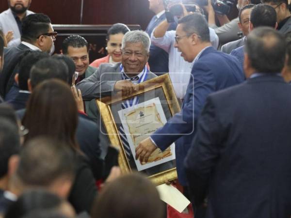 Los héroes de España 1982 recibieron este miércoles 17 de junio una Condecoración de Honor del Congreso Nacional en el grado de Gran Cruz con Placa de Plata y Pergamino Especial, en reconocimiento a la primera clasificación mundialista de Honduras. Aquí las imágenes del emotivo momento.