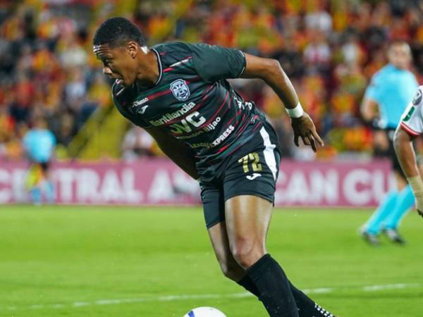 Yairo Moreno estuvo entre los atacantes titulares del Marathón ante Herediano.