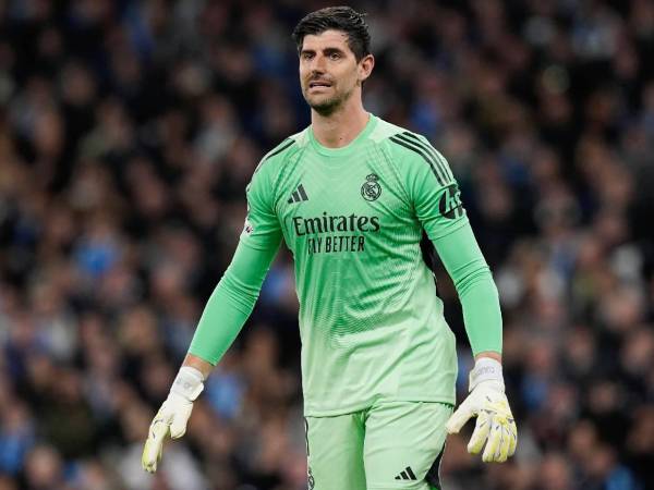Courtois salió de cambio en el partido ante Manchester City por lesión.