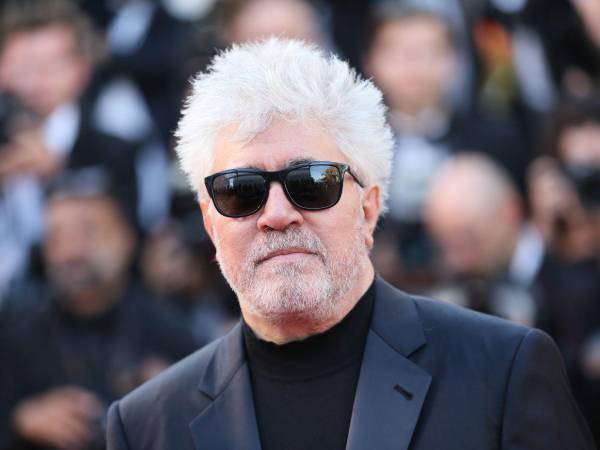 En medio de la promoción de su Amarga Navidad, Almodóvar reconoce: Creo que los escritores somos peligrosos.