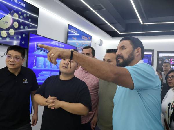 Diputados y alcaldes han sido llevados por el gobierno de China a su país, de donde regresan maravillados de las bondades exhibidas.