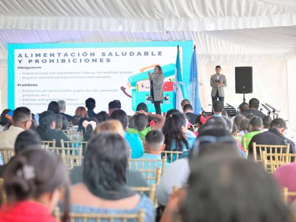 Las autoridades educativas presentaron el reglamento que prohíbe vender ciertos alimentos en los centros educativos del país.