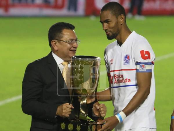 Jerry fue el encargado de levantar la copa, al ser el primer capitán del equipo merengue.
