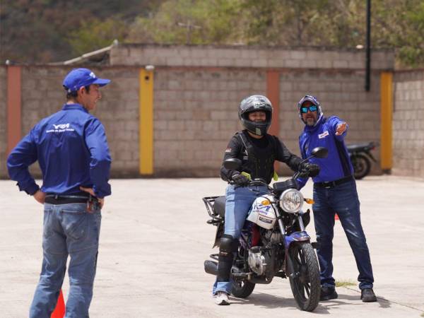 La Escuela de Manejo Yamaha (YRA) fortalece las habilidades de los motociclistas mediante formación teórica y práctica, con énfasis en conducción defensiva, frenado, anticipación de riesgos y uso adecuado del equipo de protección.