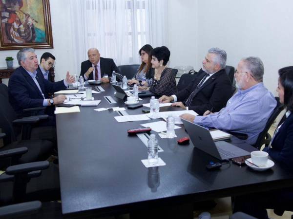 El comisionado presidencial para el Desarrollo del Sector Logístico, Yaudet Burbara, sostuvo una reunión con el ministro de la Presidencia Juan Carlos García y otros funcionarios en Casa Presidencial