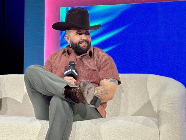 El cantante mexicano Carín León lanzará un álbum de música country tras pisar fuerte con este género en Estados Unidos, en particular en los escenarios de Nashville, lo que él vincula a los lazos con el regional de México, según anunció este lunes en la Semana de la Música Latina de Billboard. A continuación, los detalles.