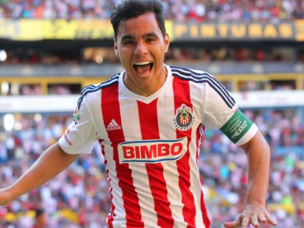 Además de vestir la camiseta de las Chivas, el atacante jugó en el Deportivo La Coruña español y en el Tigres UANL, el Cruz Azul, el Atlas y el Leones Negros de México.