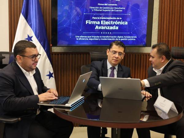 El ministro de la Dirección de Gestión por Resultados (Diger), Elmer Ferrera y el magistrado del TSC, Ricardo Montes, firmaron el acuerdo de cooperación en presencia del Secretario Privado, Luis Castro.