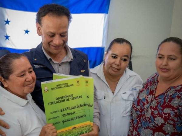 El ministro-director del Instituto Nacional Agrario (INA), Javier Talabera, entregó los títulos de propiedad a las mujeres que se dedican a la producción en la zona oriental de Honduras.