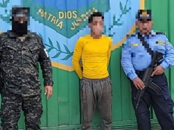 El sujeto fue detenido por las autoridades por golpear a su padre y madre, ambos adultos mayores.