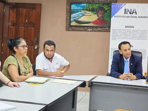 El ministro-director del Instituto Nacional Agrario (INA), se reunió con representantes de organizaciones campesinas y le presentaron los avances de los proyectos que se ejecutan.