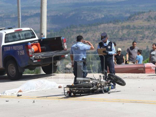 El cadáver del hombre quedó tendido en la acera, a pocos centímetros de su automotor.