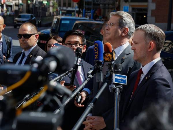 El secretario del Tesoro estadounidense, Scott Bessent, tras su reunión con el viceprimer ministro chino, He Lifeng, en Madrid para negociar sobre aranceles, controles de exportación y el futuro de la aplicación TikTok.