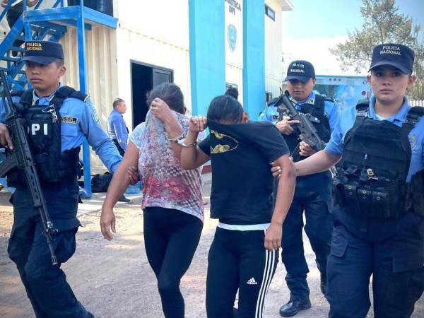 Los detenidos enfrentan cargos por los supuestos delitos de maltrato familiar agravado, violencia contra la mujer agravada, trato degradante y amenazas.