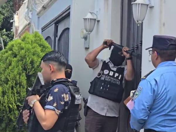 Por la fuerza sacan al periodista Esdras Amado López de su casa tras orden de captura