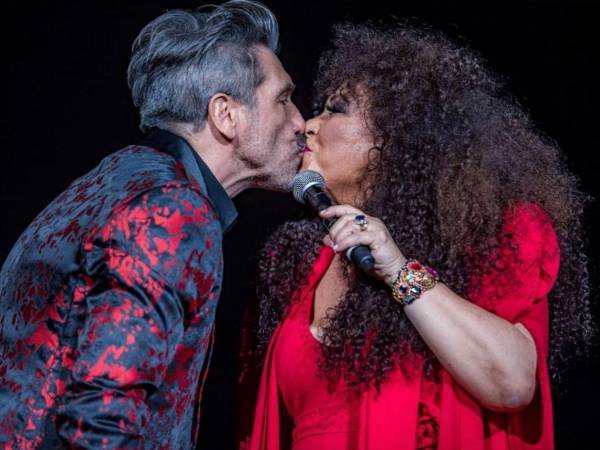 El pasado domingo, Amanda Miguel tomó su teléfono y escribió lo que muchos ya sabían que sentía, pero que pocas veces se expresa con tanta claridad. Ese día, Diego Verdaguer habría cumplido 75 años. Él murió el 27 de enero de 2022, a los 70, por complicaciones del Covid-19 mientras estaba internado en un hospital de Los Ángeles, California. La cantante argentina publicó en sus redes sociales una fotografía de su esposo acompañada de un texto que resumió cuatro años de duelo y casi medio siglo de vida en común.