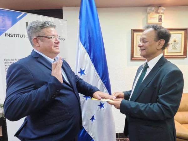 El abogado Carlos Ramón Loucel Aguilera fue juramentado como nuevo jefe regional del INA en el departamento de Choluteca por el ministro-director Javier Talabera.