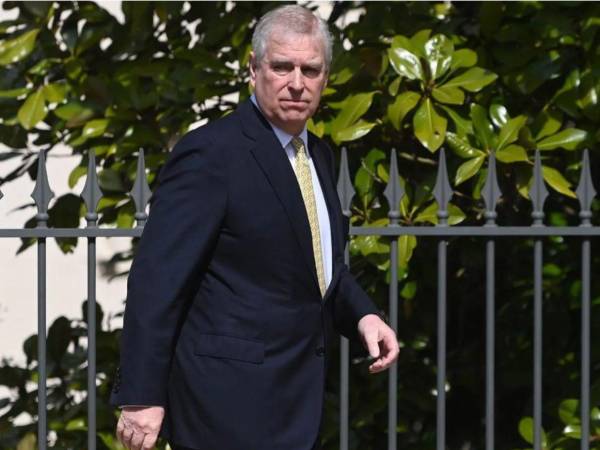 El expríncipe Andrés fue fotografiado saliendo de la comisaría de Aylsham (Norfolk) en Reino Unido, luego su arresto que duró diez horas.